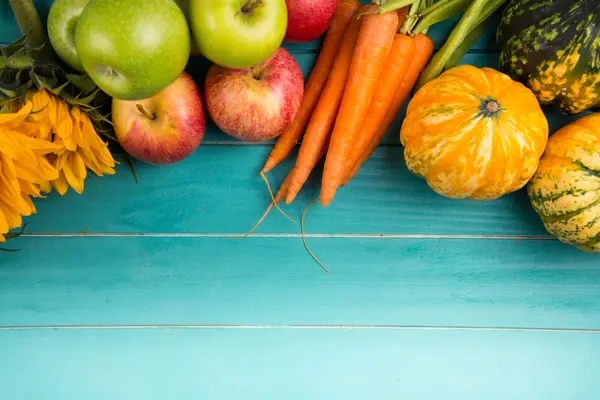 Verduras frescas en la mesa —  Fotos de Stock