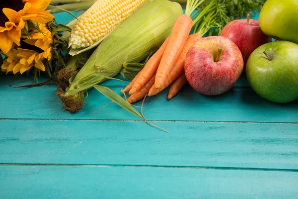 Verduras frescas en la mesa —  Fotos de Stock