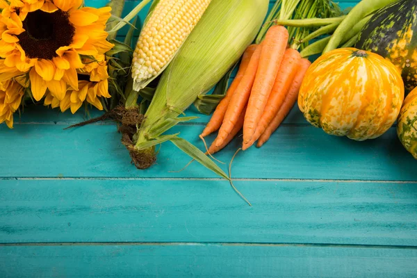 Verse groenten op tafel — Stockfoto