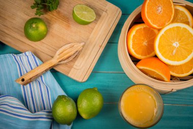 ev yapımı portakal ve limon suyu