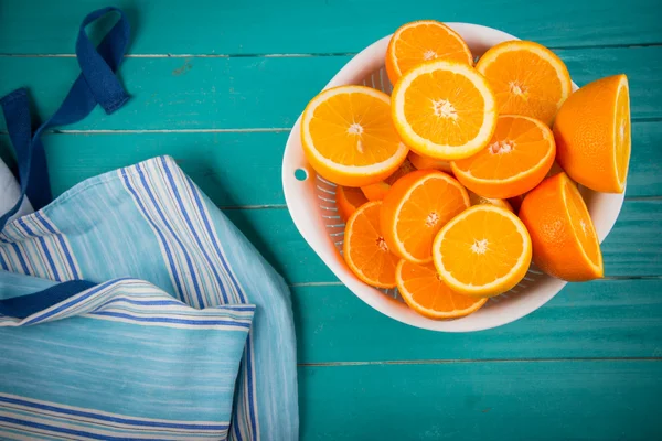 Mitades naranjas en la mesa —  Fotos de Stock