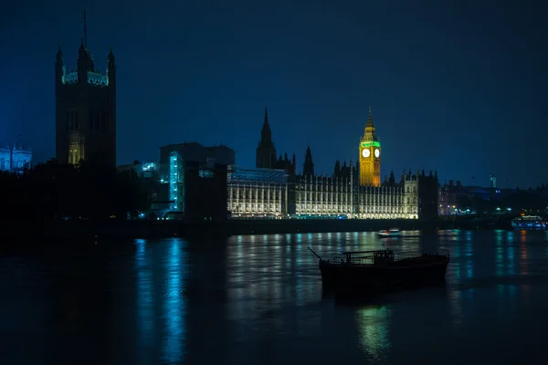 Londres Big Ben y la Casa del Parlamento sobre el Támesis — Foto de Stock