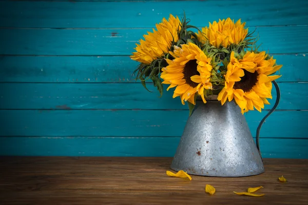 Slunečnice v kovové vázy — Stock fotografie