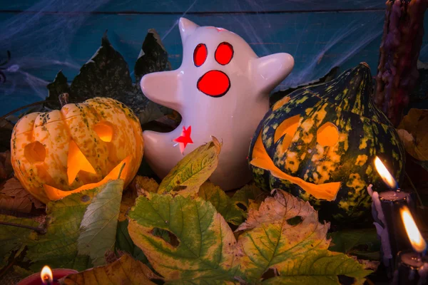 Dekoracji Halloween z strach na wróble i świece — Zdjęcie stockowe