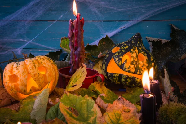 Halloween-Dekoration mit Vogelscheuche und Kerzen — Stockfoto