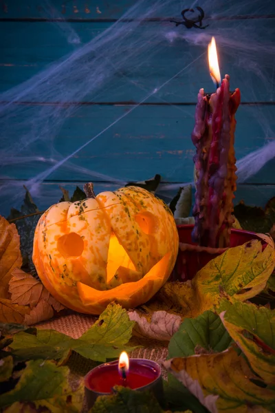 Halloween-Dekoration mit Vogelscheuche und Kerzen — Stockfoto