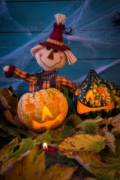 Dekoracji Halloween z strach na wróble i świece — Zdjęcie stockowe