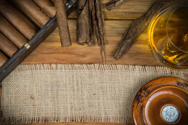 Charutos e rum ou álcool na mesa — Fotografia de Stock