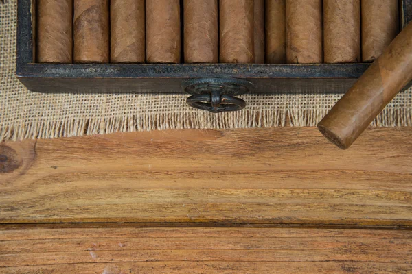 Cigarrer och Rom eller alkohol på bord — Stockfoto