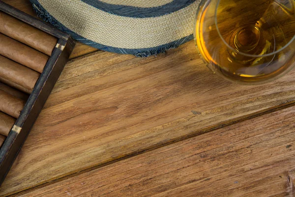 Charutos e rum ou álcool na mesa — Fotografia de Stock