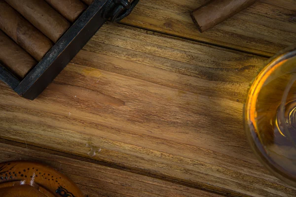 Cigars and Rum or alcohol on table — Stock Photo, Image