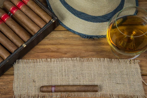 Cigars and Rum or alcohol on table — Stock Photo, Image