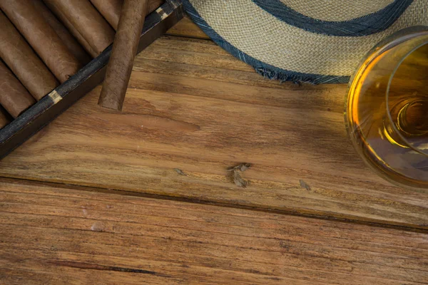Cygara i rumu lub alkoholu na stole — Zdjęcie stockowe