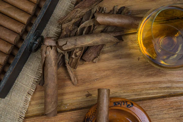 Cigars and Rum or alcohol on table — Stock Photo, Image