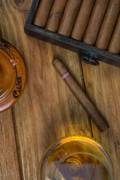 Cigars and Rum or alcohol on table — Stock Photo, Image