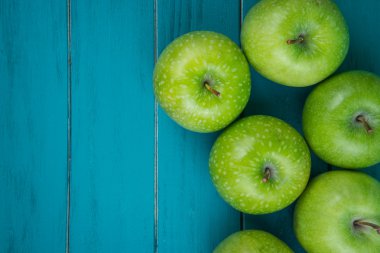 çiftlik taze organik yeşil elma ile ahşap retro mavi tabloda