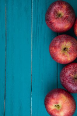 ahşap retro mavi masa üzerinde taze organik kırmızı sonbahar elma çiftliği 