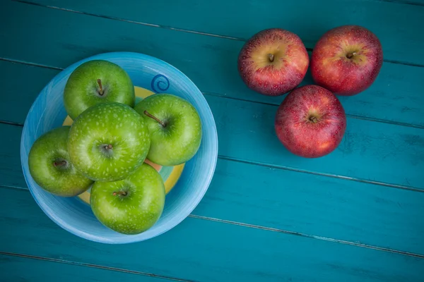 Fazenda maçãs verdes e vermelhas orgânicas frescas na aba azul retro de madeira — Fotografia de Stock