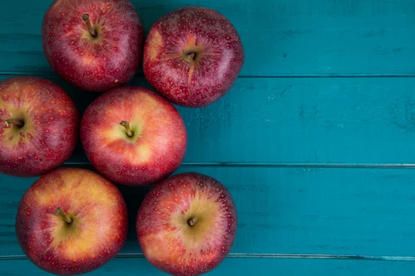 Ferme pommes d'automne rouges biologiques fraîches sur table rétro en bois bleu — Photo