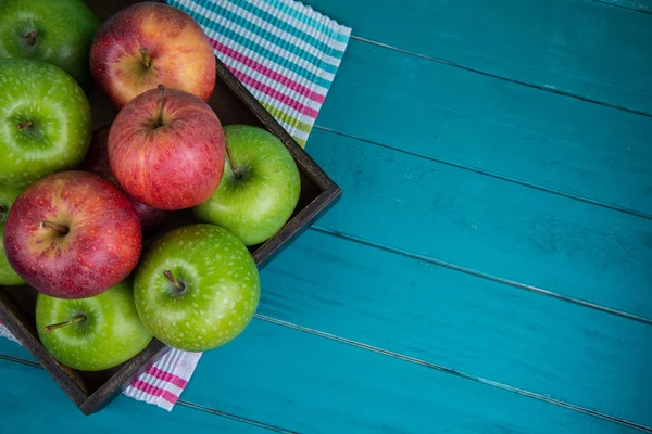 Granja fresca orgánica manzanas rojas y verdes en la mesa de madera en pasta —  Fotos de Stock