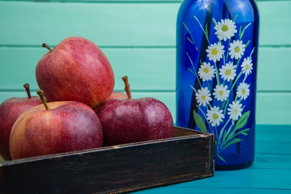 Roter Bauernhof frischer Apfel und Blumen — Stockfoto