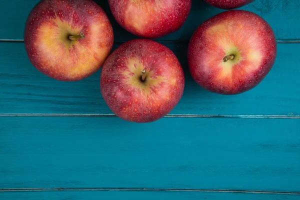 Fermă de mere proaspete organice roșii de toamnă pe masă retro albastră din lemn — Fotografie, imagine de stoc