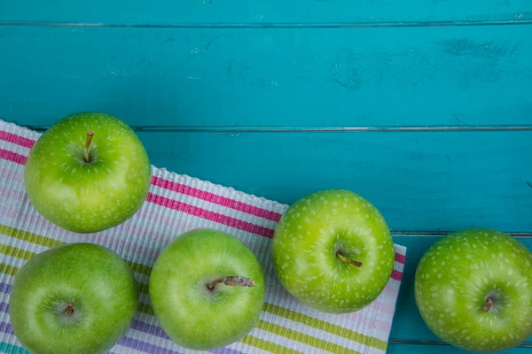 Fermă mere verzi organice proaspete pe masă albastră retro din lemn în ba — Fotografie, imagine de stoc