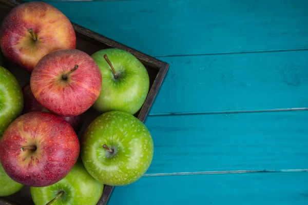 Granja fresca orgánica manzanas rojas y verdes en la mesa de madera en pasta —  Fotos de Stock