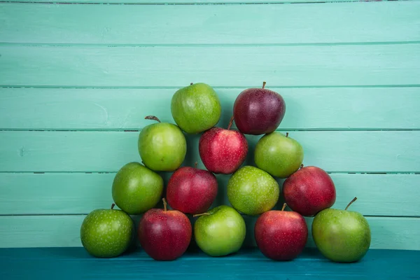 Ferme pyramide fraîche de pommes d'automne rouges et vertes biologiques sur woo — Photo