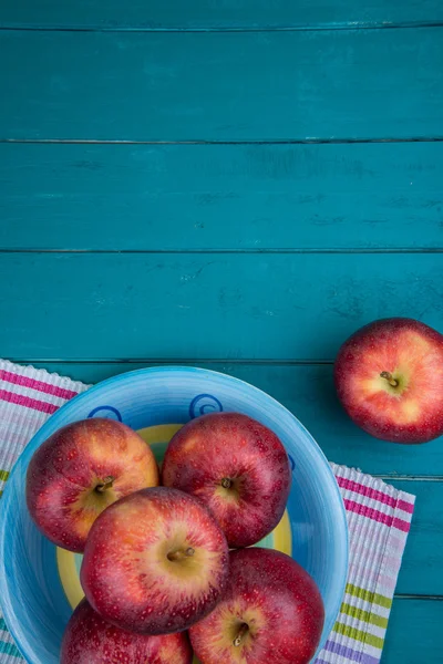 农场新鲜有机红秋天苹果木制复古的蓝色桌子上 — 图库照片