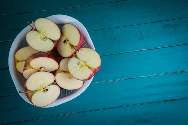 Manzanas orgánicas frescas mitades en mesa de cocina de madera con copia sp —  Fotos de Stock