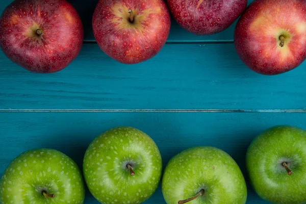 Azienda agricola fresca biologica mele rosse e verdi autunno su legno retrò b — Foto Stock