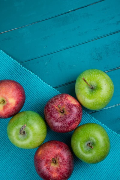 Granja de manzanas verdes y rojas orgánicas frescas en madera pestaña azul retro —  Fotos de Stock