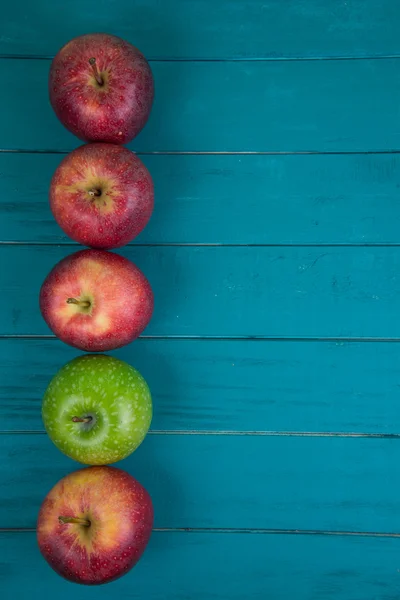 Granja fresca orgánica manzanas rojas y verdes en la mesa de madera en pasta —  Fotos de Stock