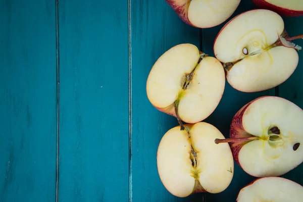 Manzanas orgánicas frescas mitades en mesa de cocina de madera con copia sp —  Fotos de Stock