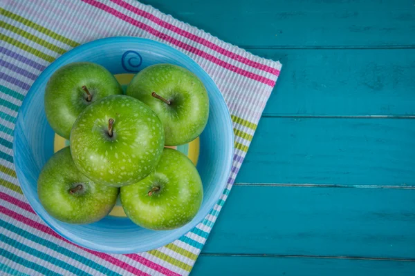 Granja de manzanas verdes orgánicas frescas en madera retro mesa azul en ba —  Fotos de Stock