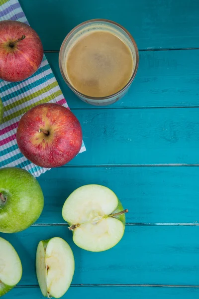 Granja fresca orgánica manzanas rojas y verdes jugo prensado en vidrio o —  Fotos de Stock