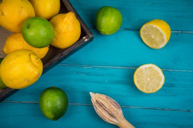 Organik limon ve limes squeezer tablo ile