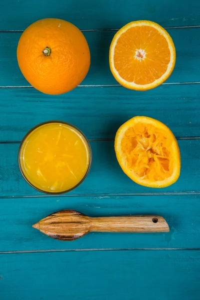 테이블에 주스를 짜낸 신선한 유기농 오렌지 만들기 — 스톡 사진