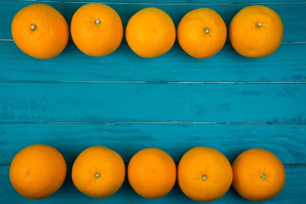 Laranjas orgânicas frescas em fundo de madeira — Fotografia de Stock