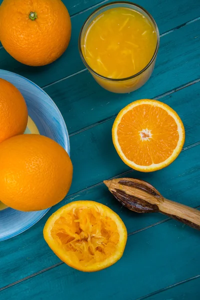 Homemade fresh organic orange juice and squeezer — Stock Photo, Image