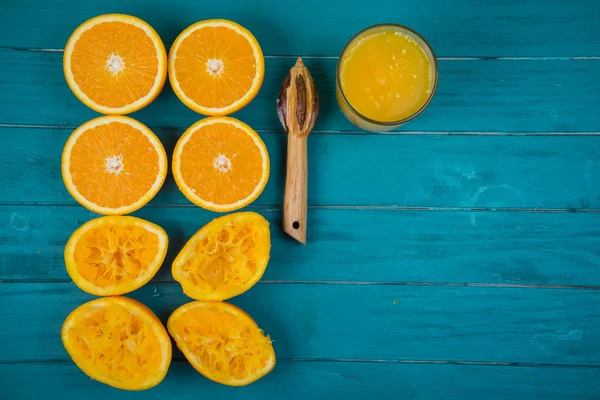 Homemade fresh organic orange juice and squeezer — Stock Photo, Image