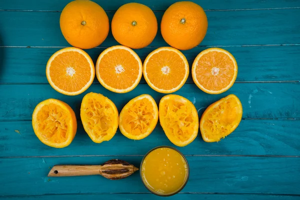 Making fresh organic oranges squeezed juice on table — Stock Photo, Image