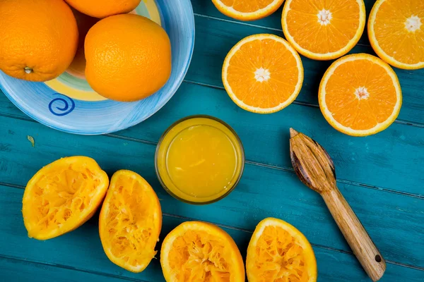 테이블에 주스를 짜낸 신선한 유기농 오렌지 만들기 — 스톡 사진