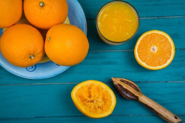 Homemade fresh organic orange juice and squeezer — Stock Photo, Image