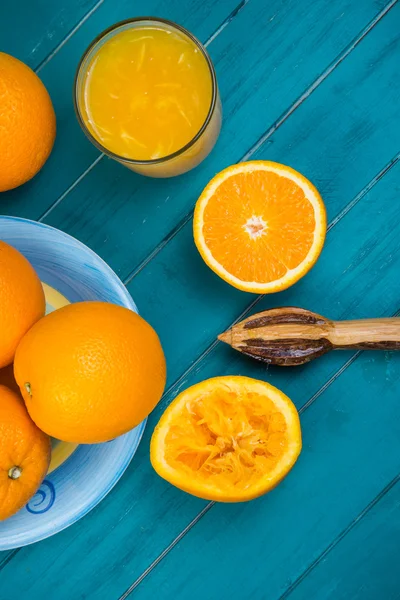 집에서 만든 신선한 유기농 오렌지 주스와 압착 기 — 스톡 사진