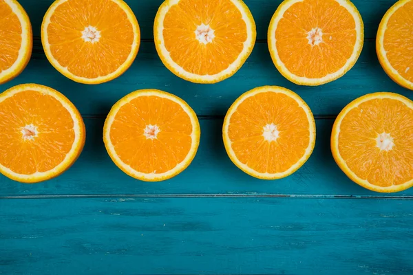 Naranjas orgánicas frescas sobre fondo de madera —  Fotos de Stock