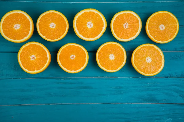 Frische Bio-Orangen auf Holzgrund — Stockfoto