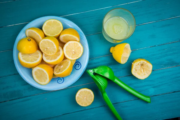自制有机柠檬挤汁 — 图库照片
