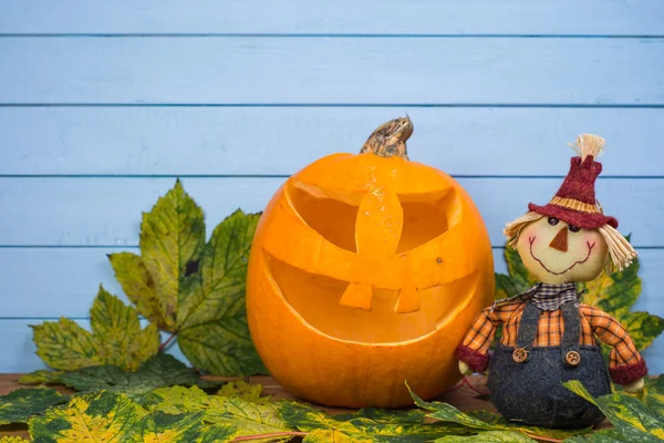 Vogelscheuche und natürlicher Halloween-Kürbis — Stockfoto